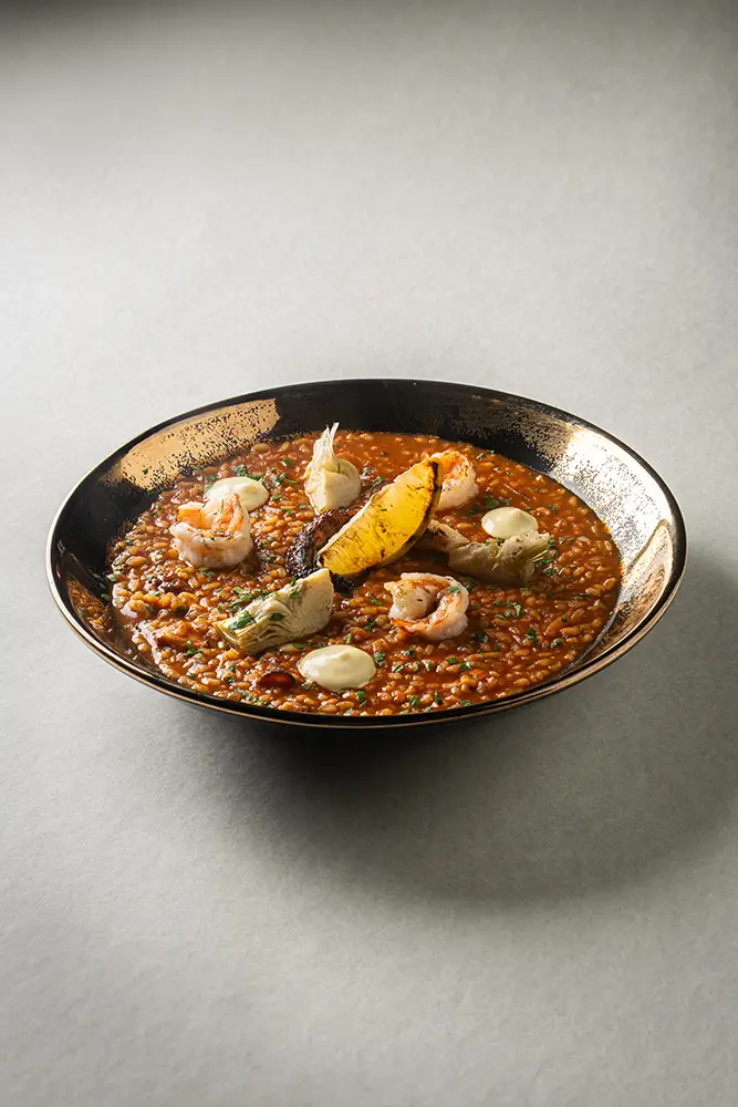 TARTAR DE PESCA PREMIUM DEL DIA CON FURIKAKE DE CHICHARRON DE RIB EYE