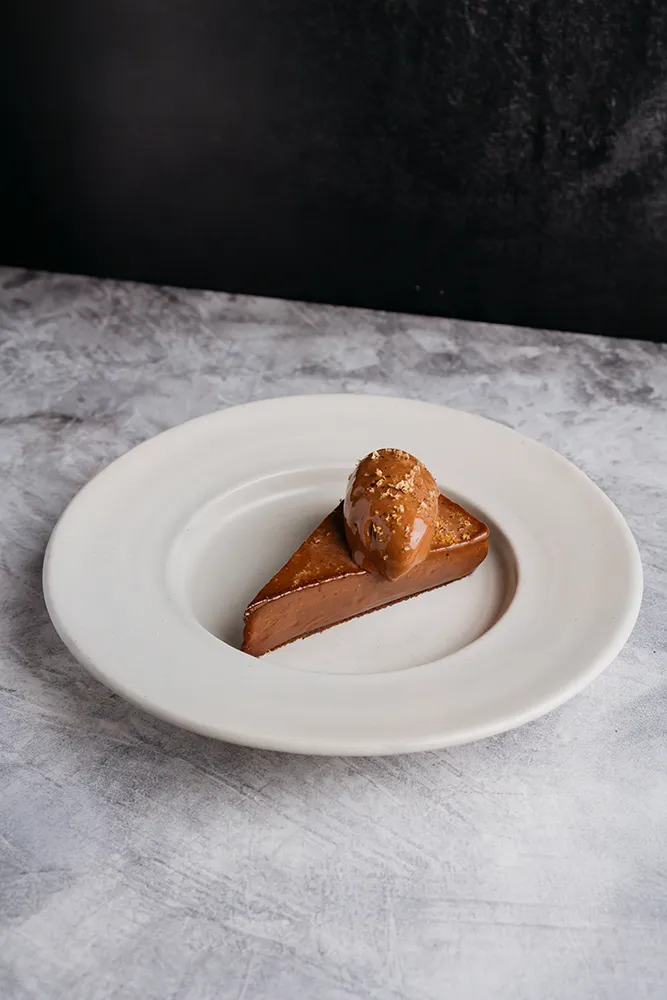 Pastel Cremoso de Tres Chocolates y Praliné de Avellana Caramelizada